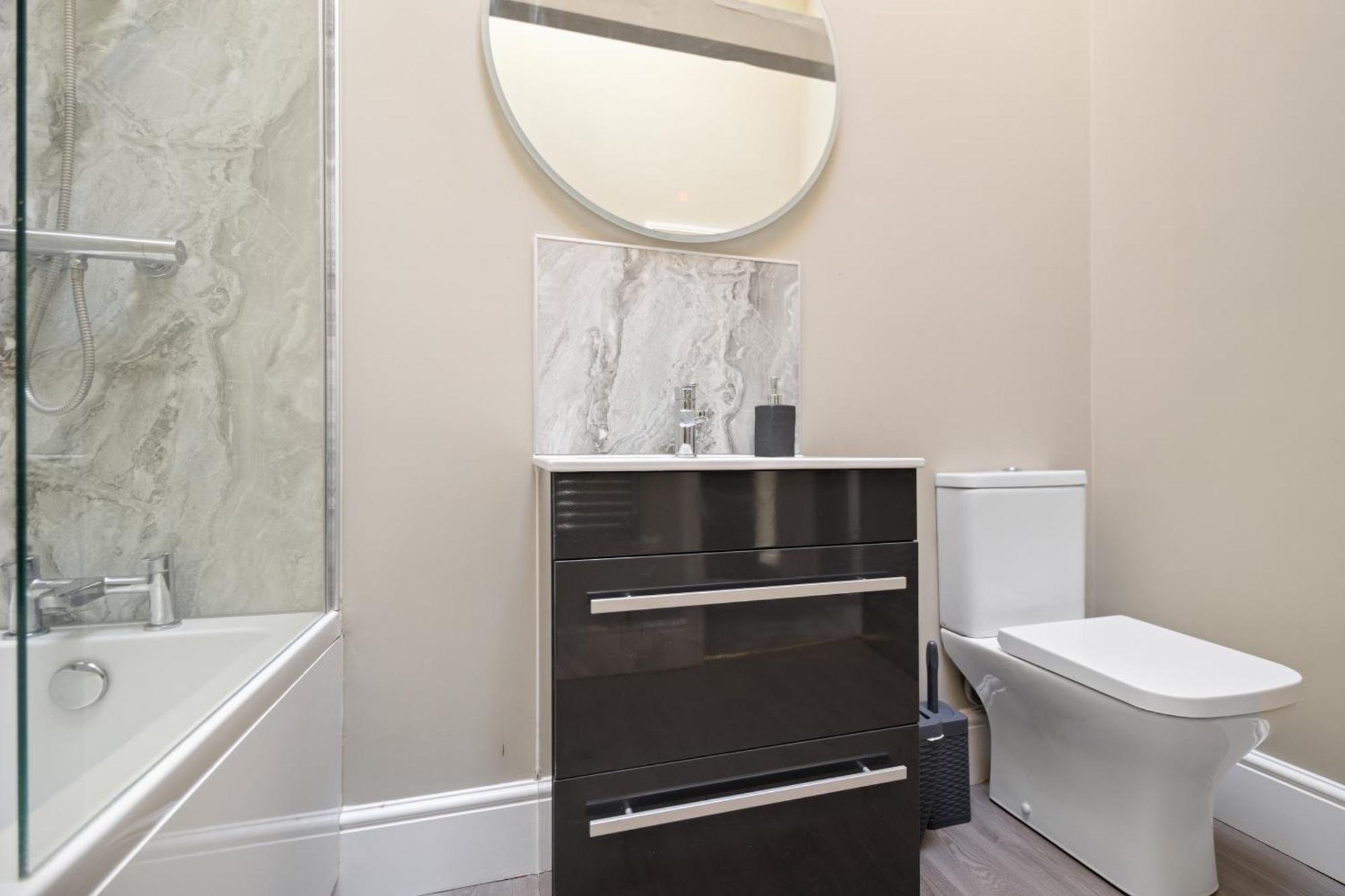 Whiskawaystays - Victoria House - Apartment 6 Устър Екстериор снимка