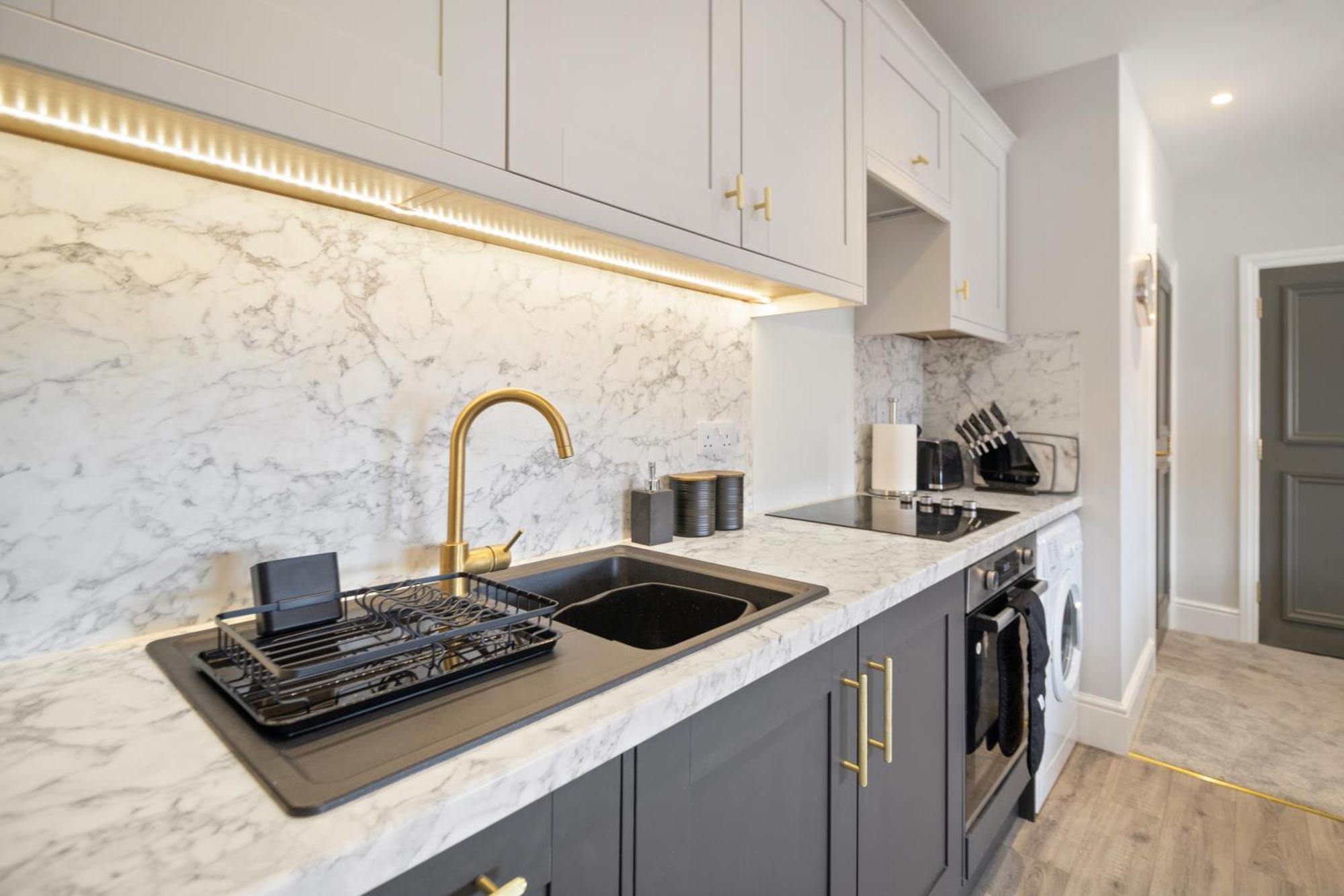 Whiskawaystays - Victoria House - Apartment 6 Устър Екстериор снимка